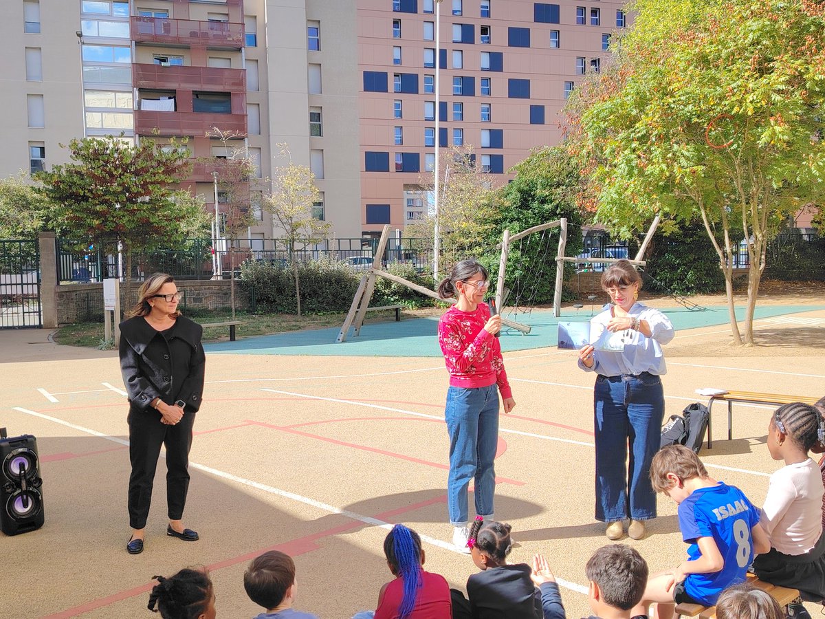 calippe8's tweet photo. Remise du livre vert à l'école Courboulay, en présence de Cécile Leroux adjointe a l'educatione@ https://t.co/nqY7gxQJ6n