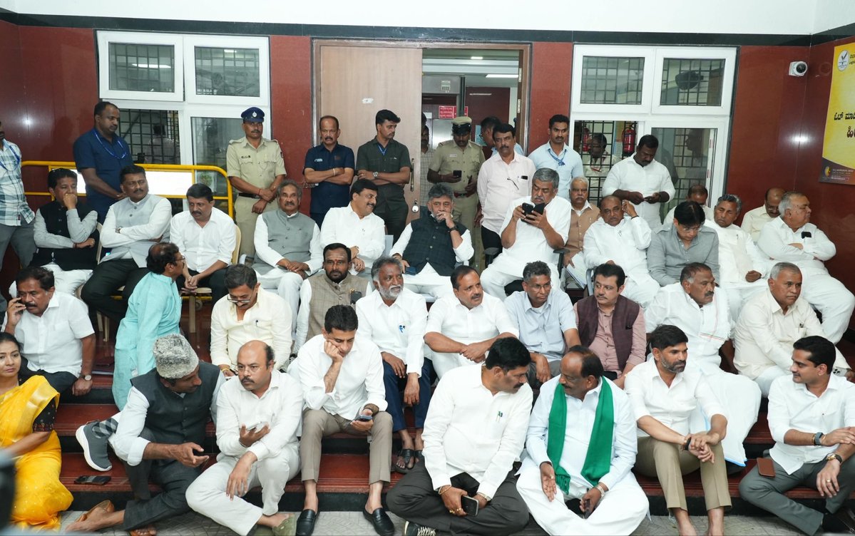 hemantrajora_'s tweet photo. High drama at Karnataka CEO's office as CM DK Shivakumar refuses to leave until an inquiry is ordered into alleged mass misuse of Form 7 to delete voters' names. He has demanded a criminal probe into the alleged voter deletion.

#Karnataka https://t.co/Q3FINK31sK