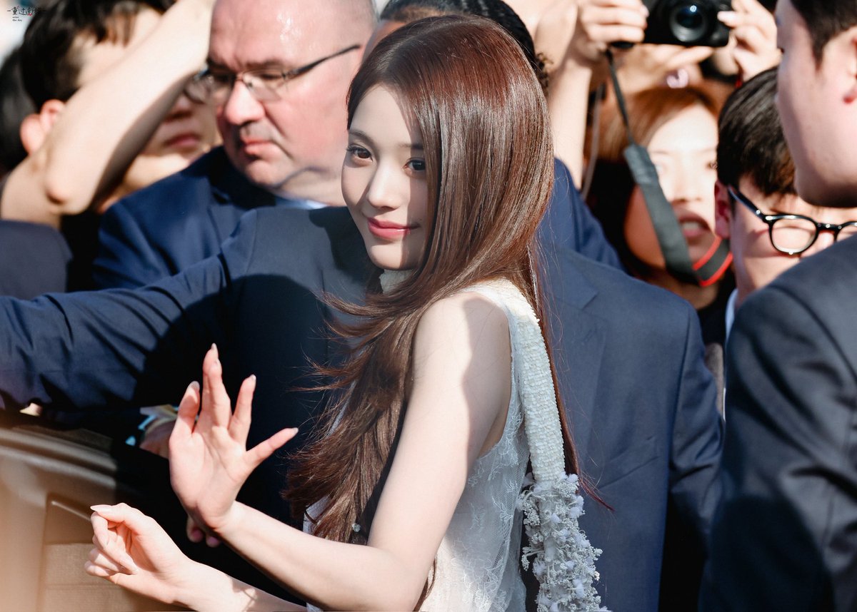 for_wonykh's tweet photo. Paris fashion week shines bright as Wonyoung steps out in stunning Dior creations.

WONYOUNG IN DIOR
#WonyoungDiorSummer27
#JANGWONYOUNG
#WONYOUNG
#DiorSummer27 @Dior https://t.co/XEyXAnMti1