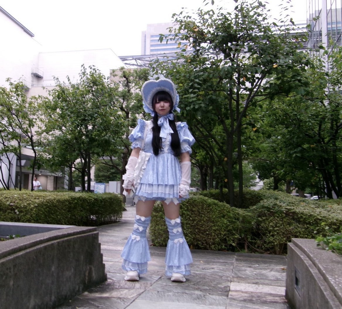 r_i_m_000's tweet photo. だいすきな服でマリーアントワネット展へ
鑑賞中は他の方の視界遮らないようにボンネットを外してたけど、すれ違ったお姉さんが
｢素敵なお洋服ですね！マリー本人かと思った！｣ と声を掛けてくれてほんとにうれしかった
こんなうれしい褒め言葉って無いし、それを伝えようと選んでくれたのがすごい https://t.co/gEHvEeB3bB