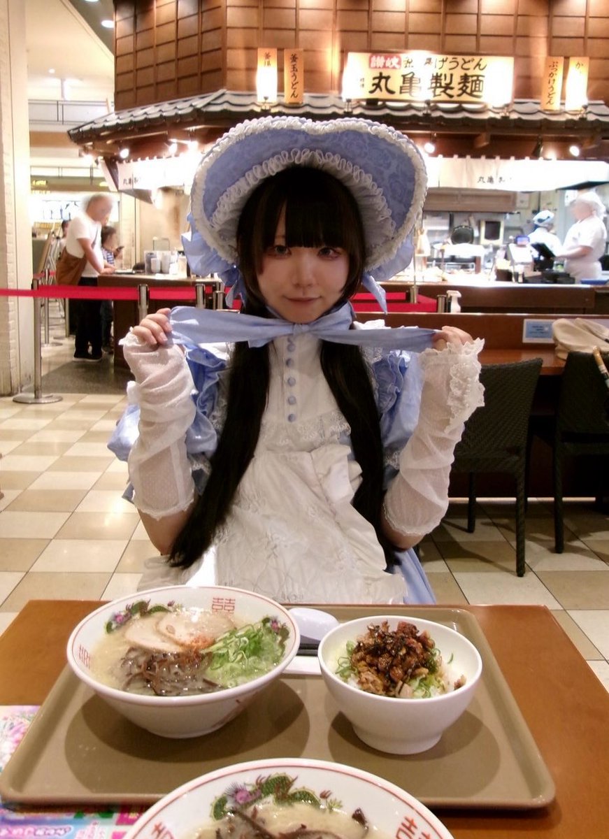 r_i_m_000's tweet photo. だいすきな服でマリーアントワネット展へ
鑑賞中は他の方の視界遮らないようにボンネットを外してたけど、すれ違ったお姉さんが
｢素敵なお洋服ですね！マリー本人かと思った！｣ と声を掛けてくれてほんとにうれしかった
こんなうれしい褒め言葉って無いし、それを伝えようと選んでくれたのがすごい https://t.co/gEHvEeB3bB