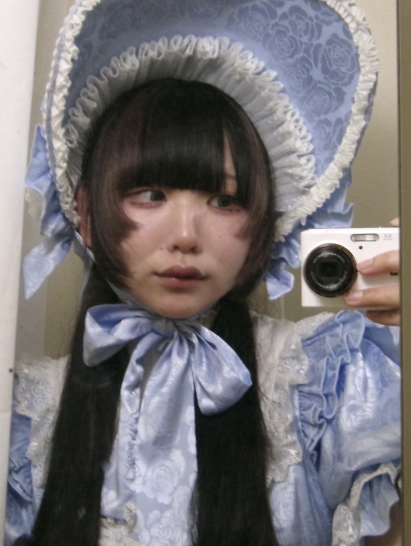 r_i_m_000's tweet photo. だいすきな服でマリーアントワネット展へ
鑑賞中は他の方の視界遮らないようにボンネットを外してたけど、すれ違ったお姉さんが
｢素敵なお洋服ですね！マリー本人かと思った！｣ と声を掛けてくれてほんとにうれしかった
こんなうれしい褒め言葉って無いし、それを伝えようと選んでくれたのがすごい https://t.co/gEHvEeB3bB