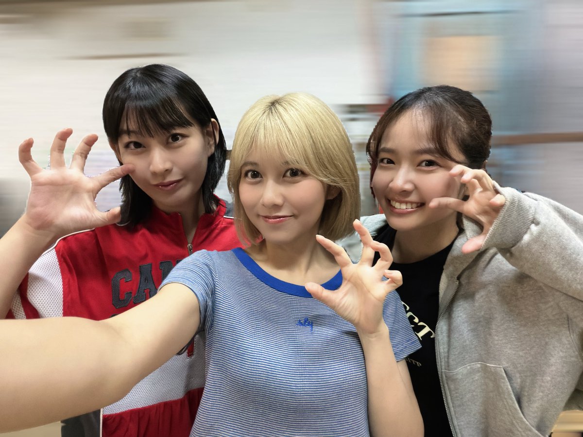 moeka_suzuki_'s tweet photo. 舞台 #Refrain2026 

わー！もうすぐだね、、！！！
お稽古がんばってるよん🎃
何度見ても楽しめる作品になってます✨

https://t.co/ZUrreAXkXu

今日の写真はチームスタダ📸⭐️

座敷童子役の根岸可蓮さん🎀
井川美々役の結城りなちゃん🩷 https://t.co/hPpI8Anqw0