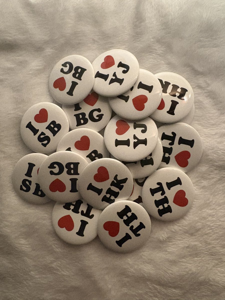 bam_ggull's tweet photo. ★TXT 스윈콘 나눔★

☞ 날짜 - 막콘 (11/15)
☞ 물품 - I♥︎ 핀뱃지
☞ 수량 - 멤버당 4개
☞ 장소&amp;착장 - 당일 타래 공지
☞ 인증 - #rt

맞나눔은 제가 원하는 분께 디엠 보내겠습니다! https://t.co/r7xQO5ns4D