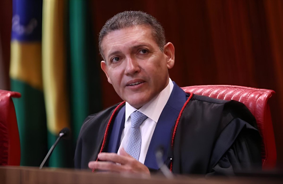 MichelcSales's tweet photo. "Olha só, gente. Basta uma CANETADA JUSTA, UMA SÓ, e o BOLSONARO estará LIVRE, e nós veremos ele ir votar no FLÁVIO no domingo.

Faça o que é CORRETO, CÁSSIO. @nunesmarquesk https://t.co/7xbQYSAt0V
