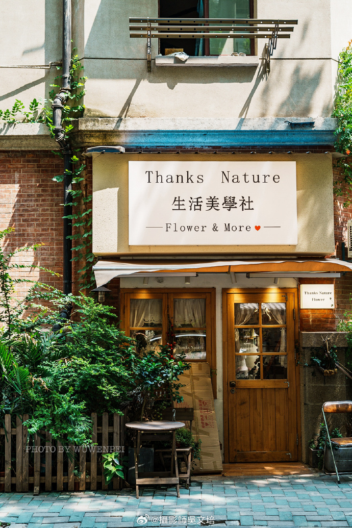 slvkend487's tweet photo. In the busy city, I ran into a nice stranger who depended on his own strength to run a small warm shop—what a lovely encounter!， https://t.co/5WwxN8MehF