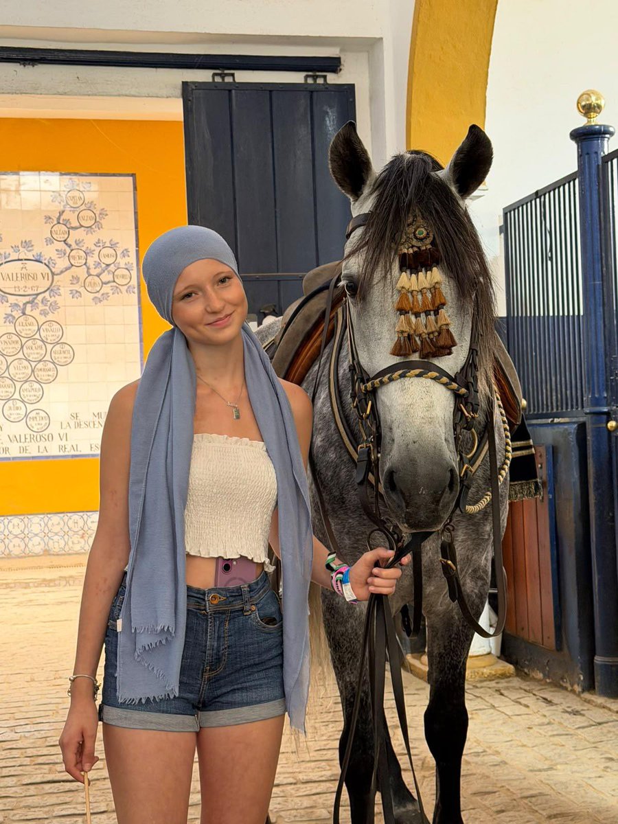 RealEscuela's tweet photo. A través de la Fundación Pequeño Deseo, Naroa ha cumplido su sueño de visitar la Real Escuela y presenciar el espectáculo ‘Como Bailan los Caballos Andaluces’ !Ha sido un placer haber podido hacer tu deseo realidad! https://t.co/21bHQCSUOT