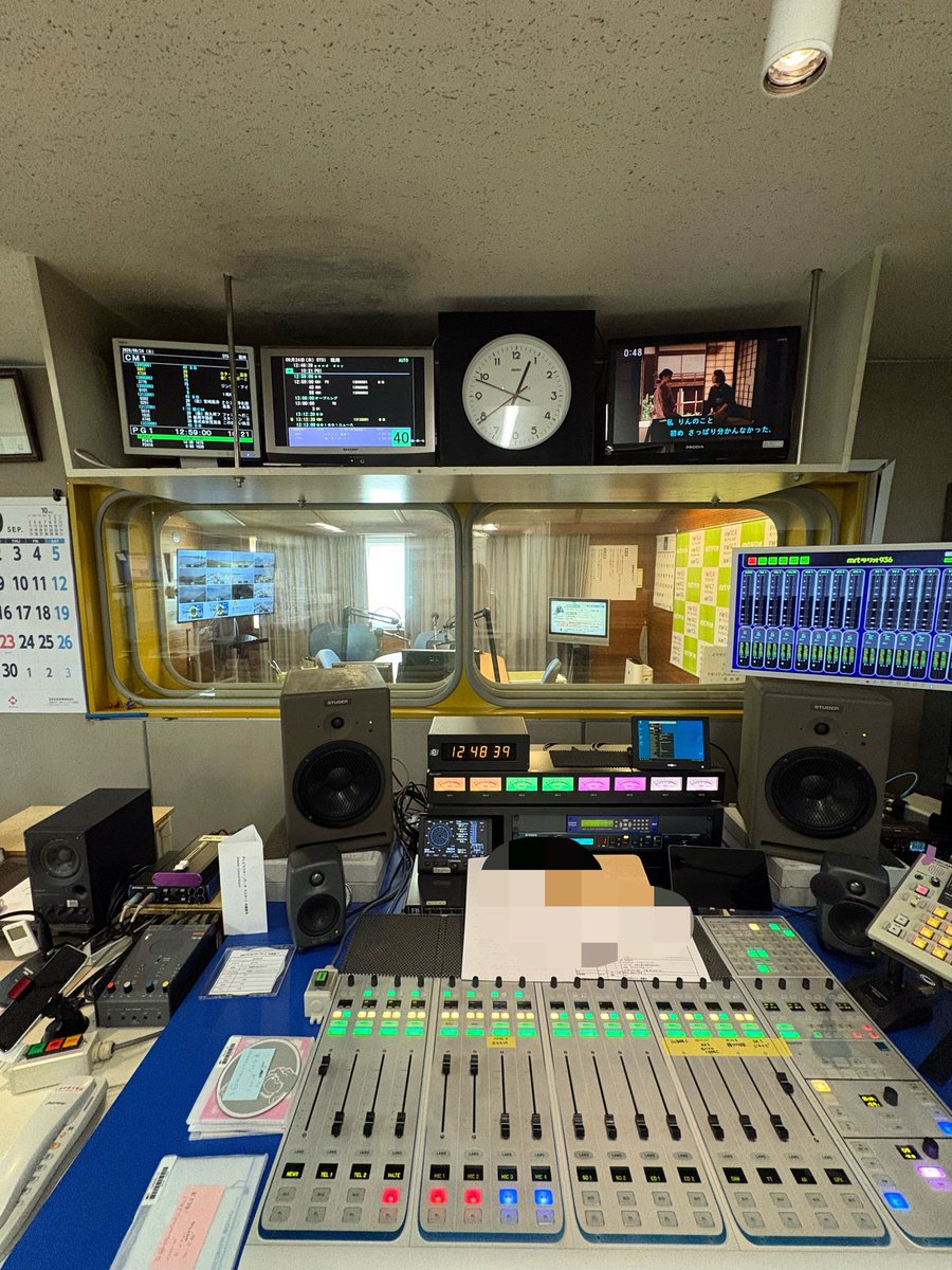 Thanx1226's tweet photo. MRT旧社屋のラジオスタジオ。
９月は名残惜しく、スタッフさんにお願いしてたくさん写真を撮ってもらいました。

改編時期はいつもドキドキ。
大好きなラジオが続けられることに感謝です。
これからも初心を忘れず、ひとつひとつのお仕事を大切に頑張ります！ https://t.co/oYkftQGKF4