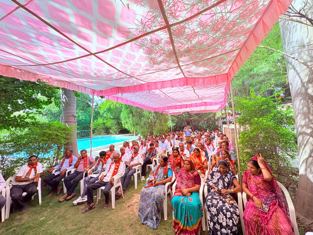 pushkartelibjp's tweet photo. 📍झाड़ोल

आज झाड़ोल विधानसभा में केबिनेट मंत्री श्री बाबूलाल जी खराड़ी के साथ #भाजपा_झाड़ोल_मण्डल के कार्यकर्ताओं की महत्वपूर्ण बैठक में सम्मिलित हुआ जिसमें आगामी पंचायतीराज चुनावों की तैयारी पर विस्तारपूर्वक चर्चा की।
सभी ने एक स्वर में भाजपा को जिता कर कमल खिलाने का संकल्प लिया।

इस अवसर पर किसान मोर्चा प्रदेश उपाध्यक्ष श्री भंवर सिंह जी पंवार, ओबीसी मोर्चा प्रदेश मंत्री श्री प्रेम जी लोहार, जिला मंत्री श्री संजय जी मेहता, जिला प्रवक्ता श्री नीलम जी राजपुरोहित, झाड़ोल मंडल अध्यक्ष श्री शंकर जी गायरी, वरिष्ठ नेता श्री गोपीलाल जी मेनारिया, पूर्व मंडल अध्यक्ष श्री पंकज जी गोदावत, मंडल संयोजक श्री मनीष जी पुरोहित, सहसंयोजक श्री भेरूलाल जी वड़ेरा आदि कार्यकर्तागण उपस्थित रहे।

@BhajanlalBjp @madanrrathore @babulalkharadi3  @BJP4Rajasthan