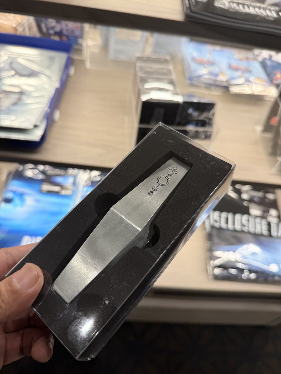 Hitchcock31's tweet photo. 映画
「#ディスクロージャーデイ」

本日初日、映画の日で観てきた。
もう面白すぎ🤣
最後、大爆笑を抑えるのが
大変やった📱

輸入版📀届くの楽しみですわ♪

PS:
物販でヤバい文鎮があって
2個買っちゃった👽

#StevenSpielberg 監督

#Gibberlink 📱👽
#感想開示キャンペーン https://t.co/TnlZHAN5zf