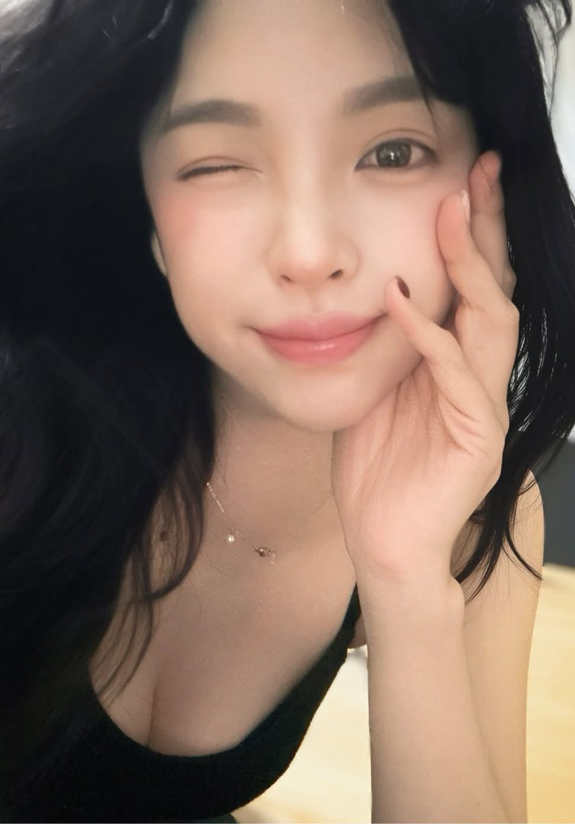 Kuoblack's tweet photo. 雖然是兩個女兒的媽媽，
但我也不過33歲而已。

偶爾還是有一點調皮的樣子
^ - ᎑ ⦁^੭♡ https://t.co/zdBxuHlDRV