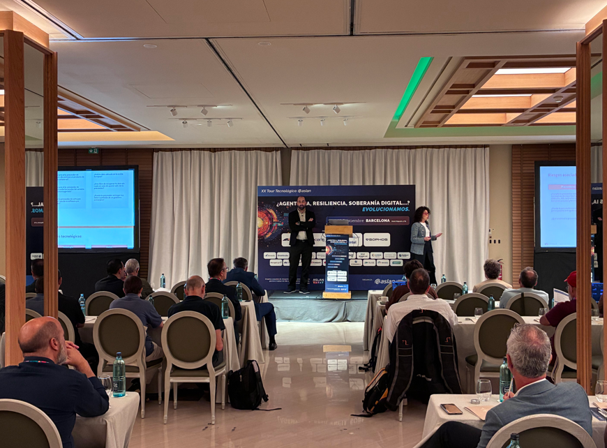 OVHcloud_ES's tweet photo. ¿Es posible la independencia tecnológica en el cloud? En el Foro Tecnológico de @Aslan_es en Barcelona hablamos de reversibilidad, interoperabilidad y regulación UE, porque la soberanía no es solo dónde están los datos, sino poder decidir y cambiar de proveedor. https://t.co/Jglbgnheis