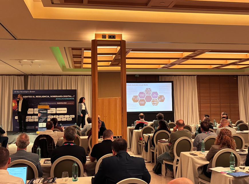 OVHcloud_ES's tweet photo. ¿Es posible la independencia tecnológica en el cloud? En el Foro Tecnológico de @Aslan_es en Barcelona hablamos de reversibilidad, interoperabilidad y regulación UE, porque la soberanía no es solo dónde están los datos, sino poder decidir y cambiar de proveedor. https://t.co/Jglbgnheis