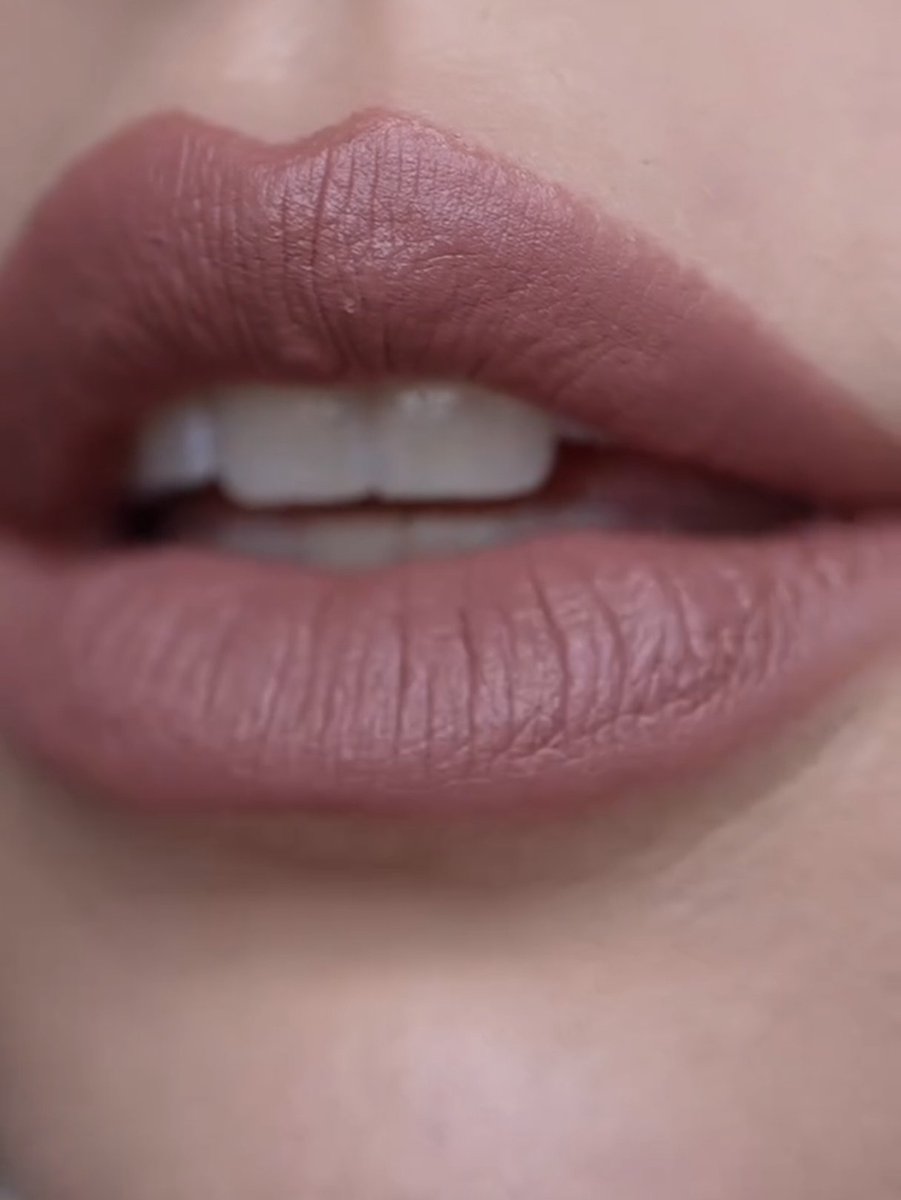 nazyeia's tweet photo. I rasa perempuan CANTIK kena tahu lipstick shade yang tak buat muka nampak pucat 😭  

Cuba MAC lipstick shade Warm Teddy &amp; Cool Teddy. Pakai je terus nampak lebih polished, classy &amp; bibir macam naturally mahal 💋✨ https://t.co/68B1BrVNZH