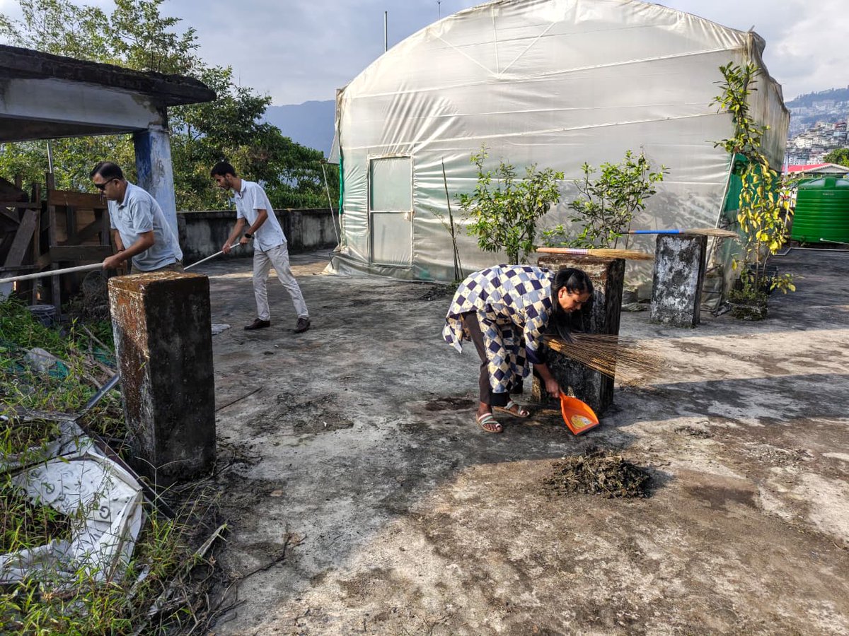 STPIGangtok's tweet photo. #SwachhataPakhwada2026 के अंतर्गत @STPIGangtok के अधिकारी एवं कर्मचारियों द्वारा कार्यालय की टैरेस पर स्वच्छता अभियान चलाया गया।
स्वच्छ एवं स्वस्थ कार्य वातावरण के साथ स्वच्छता के प्रति जागरूकता बढ़ाने की दिशा में एक सार्थक पहल। #SwachhtaHiSeva2026
@GoI_MeitY @arvindtw https://t.co/F9AHSw2H9J