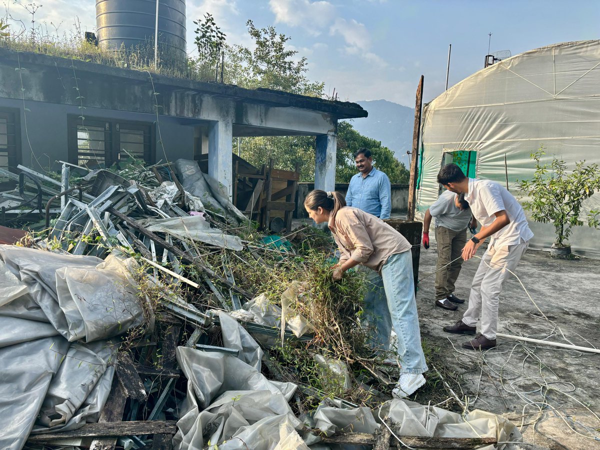 STPIGangtok's tweet photo. #SwachhataPakhwada2026 के अंतर्गत @STPIGangtok के अधिकारी एवं कर्मचारियों द्वारा कार्यालय की टैरेस पर स्वच्छता अभियान चलाया गया।
स्वच्छ एवं स्वस्थ कार्य वातावरण के साथ स्वच्छता के प्रति जागरूकता बढ़ाने की दिशा में एक सार्थक पहल। #SwachhtaHiSeva2026
@GoI_MeitY @arvindtw https://t.co/F9AHSw2H9J