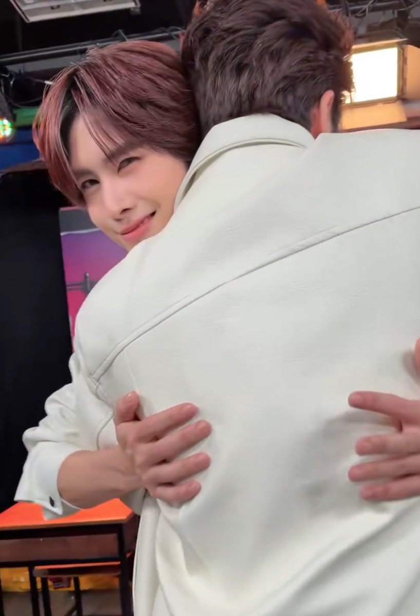 mariexo248's tweet photo. SANTA LMAOOOO I know he is yours don’t gotta be smirking like that 

SHOPEE PERTHSANTA NAROCK MAK  
#ShopeeLivexPerthSanta https://t.co/d9ruf1oT0X