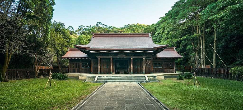 8YwGruLKqnZJBun's tweet photo. 日本が侵略支配したアジア各地で建てさせた『海外神社』は1,750棟以上あったようですが、そのほとんどが日本から解放されて、忌まわしき日本の残存物として取り壊されたり、手入れをせずに朽ち果てるに任せられたりしました。
一方で『日本の残忍な統治時代を記憶する』という目的で、保存させる動きもありました。

台湾の『旧桃園神社』はその一つで、現在は『桃園忠烈祠』として抗日運動の犠牲者が祀られています。
残した理由は『日本の文化を敬え』ではなく『唐風の木造として壊すのがもったいない』と、戦後の台湾側が判断からです。『信仰の保存』ではなく、『建築の保存』です。
『台湾は親日』等と脳天気に宣う日本人は是非とも訪れてみて、自分達の認識の甘さを自覚してもらいたいものです。