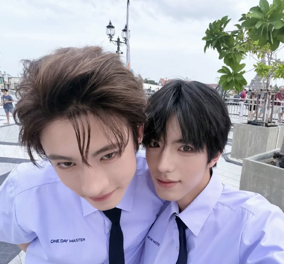 yuan2000born's tweet photo. Wait why shuyuan is wearing one day master Thai student uniform ? 
#淑元 #shuyuan #yuyuan #tianyuan https://t.co/vfNpnNp1oc