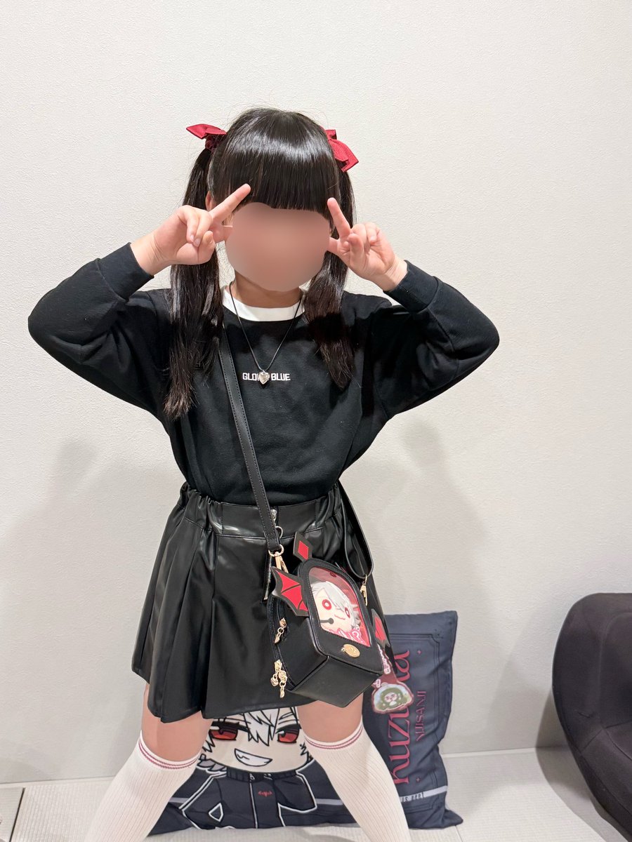 marururu_t's tweet photo. 小ニ参戦服！娘はStiR横浜が人生初現地でした！今回はライビュで参戦するよ〜

靴下黒か白で悩み中🫧

#葛葉ブラッディコーデ https://t.co/iTFhIlB4vs