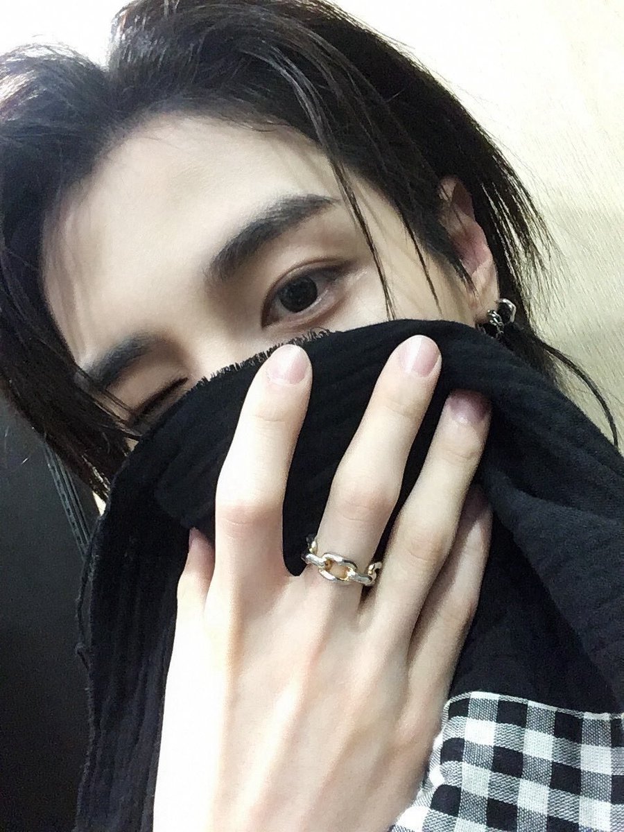 leeehanii_'s tweet photo. 오늘 잏냥이 셀카만 오만장 풀어주고 갔어ㅜ
물프들 죽는 날이라는 거지 오늘? https://t.co/qRycdErRtx