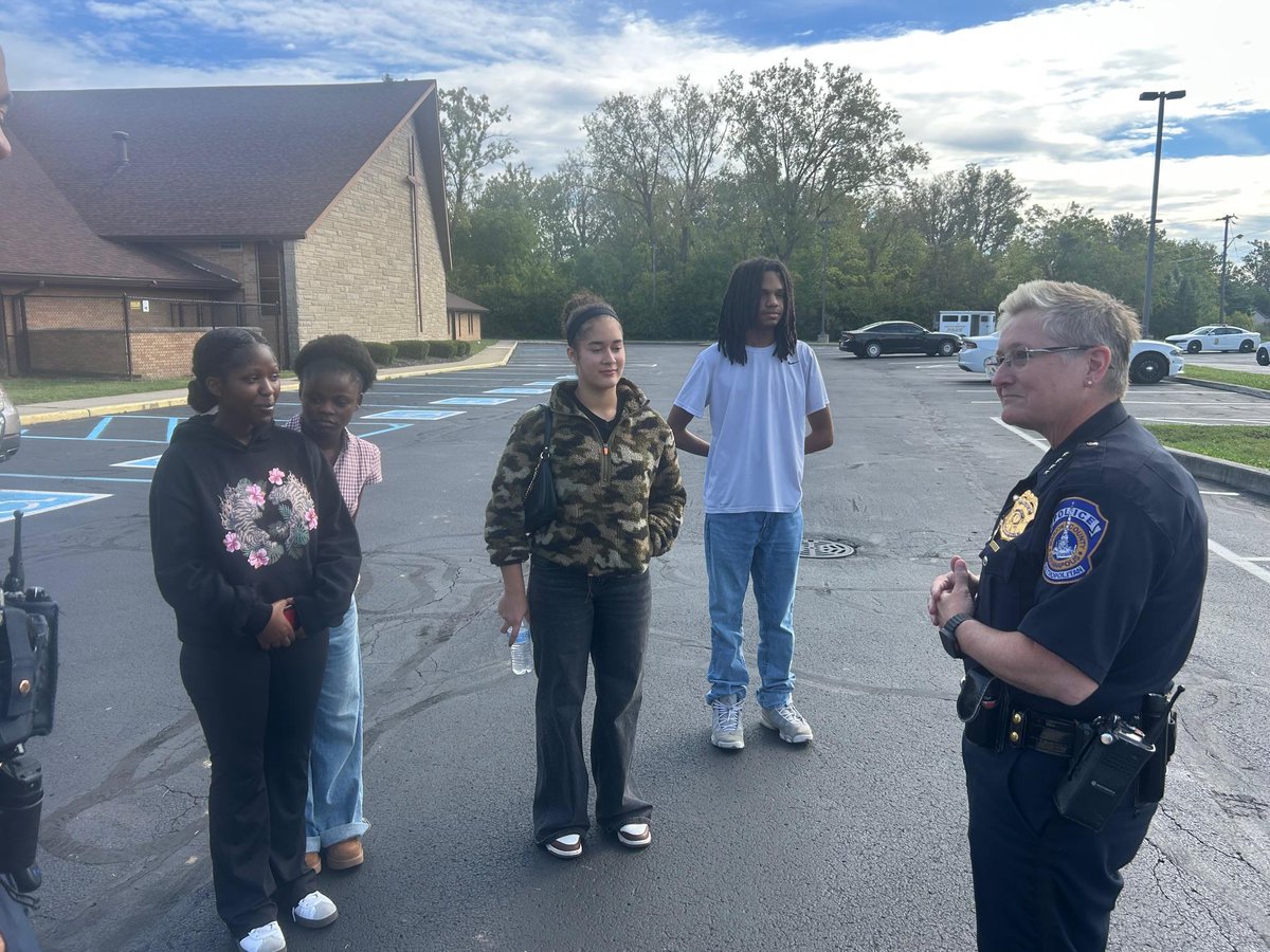 MSDDecatur's tweet photo. @DCHS_hawks Criminal Justice capstone students visited the IMPD Southwest District station recently. They went to roll call, met with Chief Terry, and then visited the IMPD Mounted patrol unit.  What a great career exposure opportunity! 
#DecaturProud #TomorrowReady https://t.co/oQhhhQPNC7