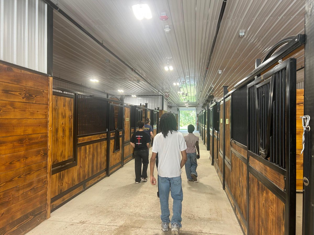 MSDDecatur's tweet photo. @DCHS_hawks Criminal Justice capstone students visited the IMPD Southwest District station recently. They went to roll call, met with Chief Terry, and then visited the IMPD Mounted patrol unit.  What a great career exposure opportunity! 
#DecaturProud #TomorrowReady https://t.co/oQhhhQPNC7