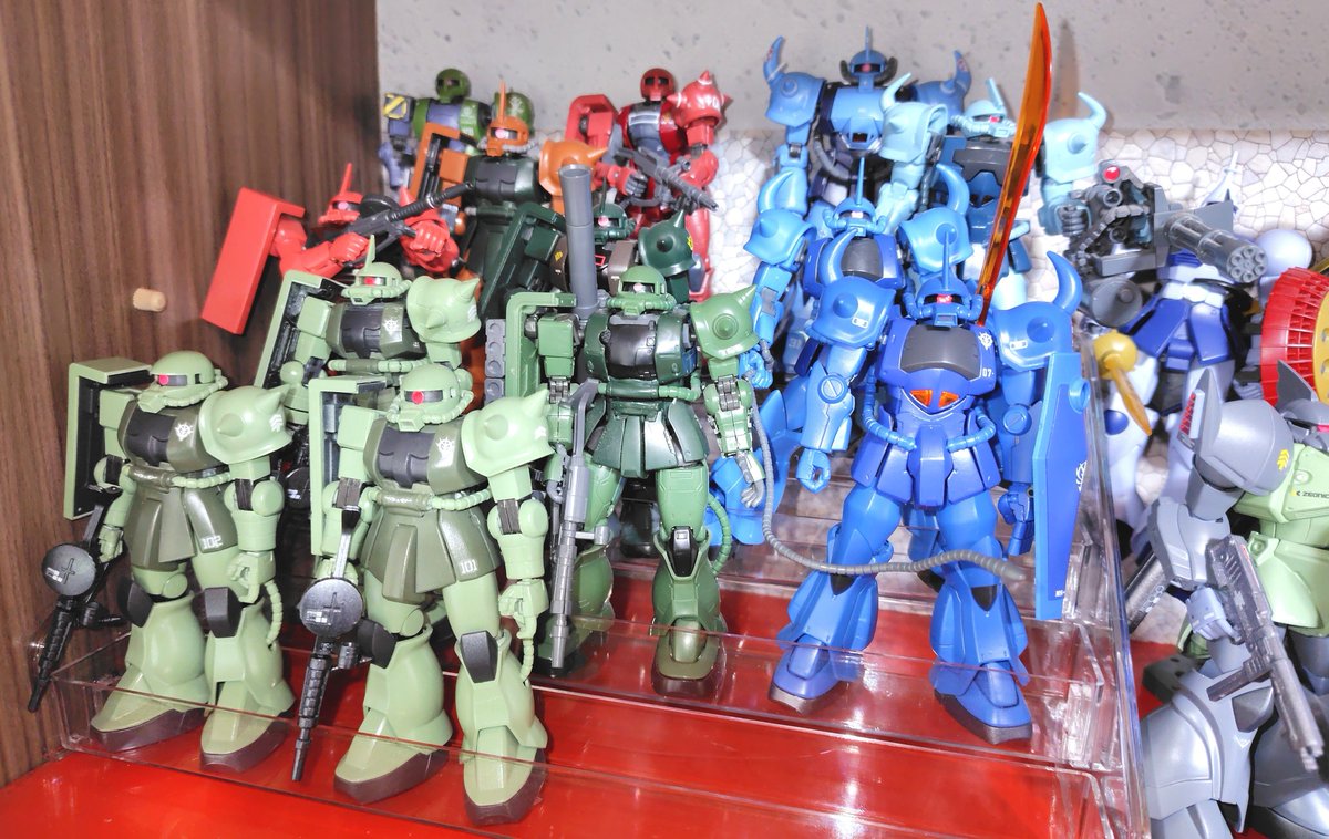 D5_elford's tweet photo. ゼータさんが以前オススメしていたスリーコインズのひな壇をやっと組立て並べみた。
ん、いいじゃんコレ✨
が…なんか卒業集合写真みたいな感じになっちまった💦
陳列のセンスねぇな😣
＃ガンプラ https://t.co/rU3ReSUTzv