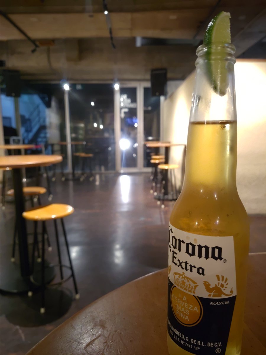 colorsneversee's tweet photo. 遅刻して当日券でビールを飲む夜 https://t.co/a7NRes586d