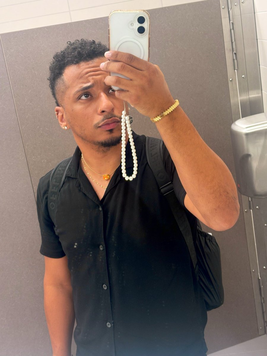 BlqRussian's tweet photo. College bathroom flix 😘 https://t.co/ut1tzp4mgG