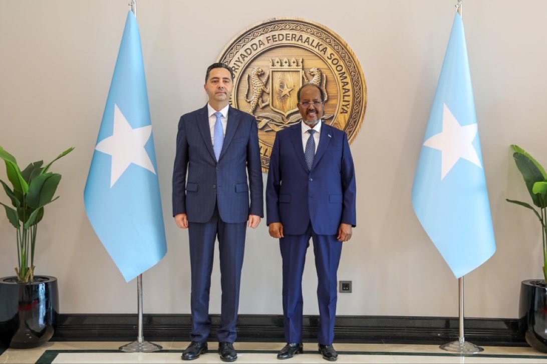 umutcagrisariii's tweet photo. Somalia's President @HassanSMohamud received Türkiye's newly appointed Ambassador to Somalia, Ferhat Alkan, at Villa Somalia, where the envoy presented his letters of credence. @TC_MogadisuBE https://t.co/ymK06lFoUz