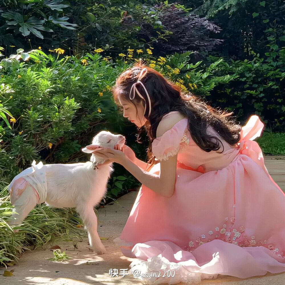 d0r35113's tweet photo. Today I spotted a cute little girl with pink hair, her name is Xinshan, and she’s petting a fluffy white mane in the park, it’s such a warm moment. https://t.co/K8b34aBfVU