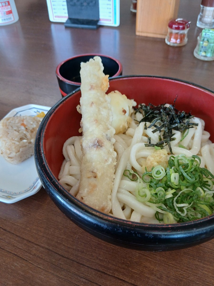 NumberD344170's tweet photo. 【福岡】
ランチ投稿2連発です！
·9月30日(水)晴天
ランチ:黒田藩　ちくたま天ぶっかけうどん大盛
暑いので冷たいうどんでヒーリング🧊

·10月1日(木)晴天
ランチ:狐狸庵　かつ丼大盛+ミニうどん
建築会社様との打ち合わせ後にクリニック開業のプロフェッショナルとランチミーティング🍚

毎日うどん😅 https://t.co/rOYQRbPDwf