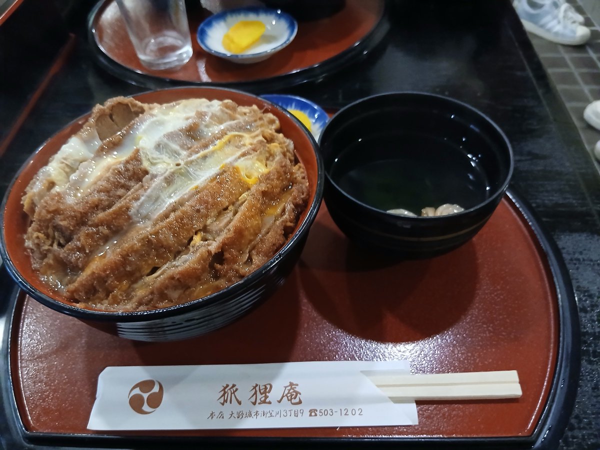 NumberD344170's tweet photo. 【福岡】
ランチ投稿2連発です！
·9月30日(水)晴天
ランチ:黒田藩　ちくたま天ぶっかけうどん大盛
暑いので冷たいうどんでヒーリング🧊

·10月1日(木)晴天
ランチ:狐狸庵　かつ丼大盛+ミニうどん
建築会社様との打ち合わせ後にクリニック開業のプロフェッショナルとランチミーティング🍚

毎日うどん😅 https://t.co/rOYQRbPDwf