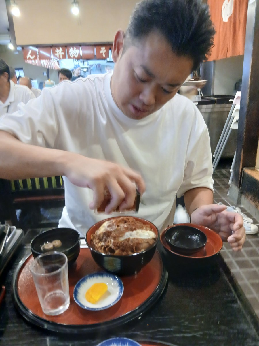 NumberD344170's tweet photo. 【福岡】
ランチ投稿2連発です！
·9月30日(水)晴天
ランチ:黒田藩　ちくたま天ぶっかけうどん大盛
暑いので冷たいうどんでヒーリング🧊

·10月1日(木)晴天
ランチ:狐狸庵　かつ丼大盛+ミニうどん
建築会社様との打ち合わせ後にクリニック開業のプロフェッショナルとランチミーティング🍚

毎日うどん😅 https://t.co/rOYQRbPDwf