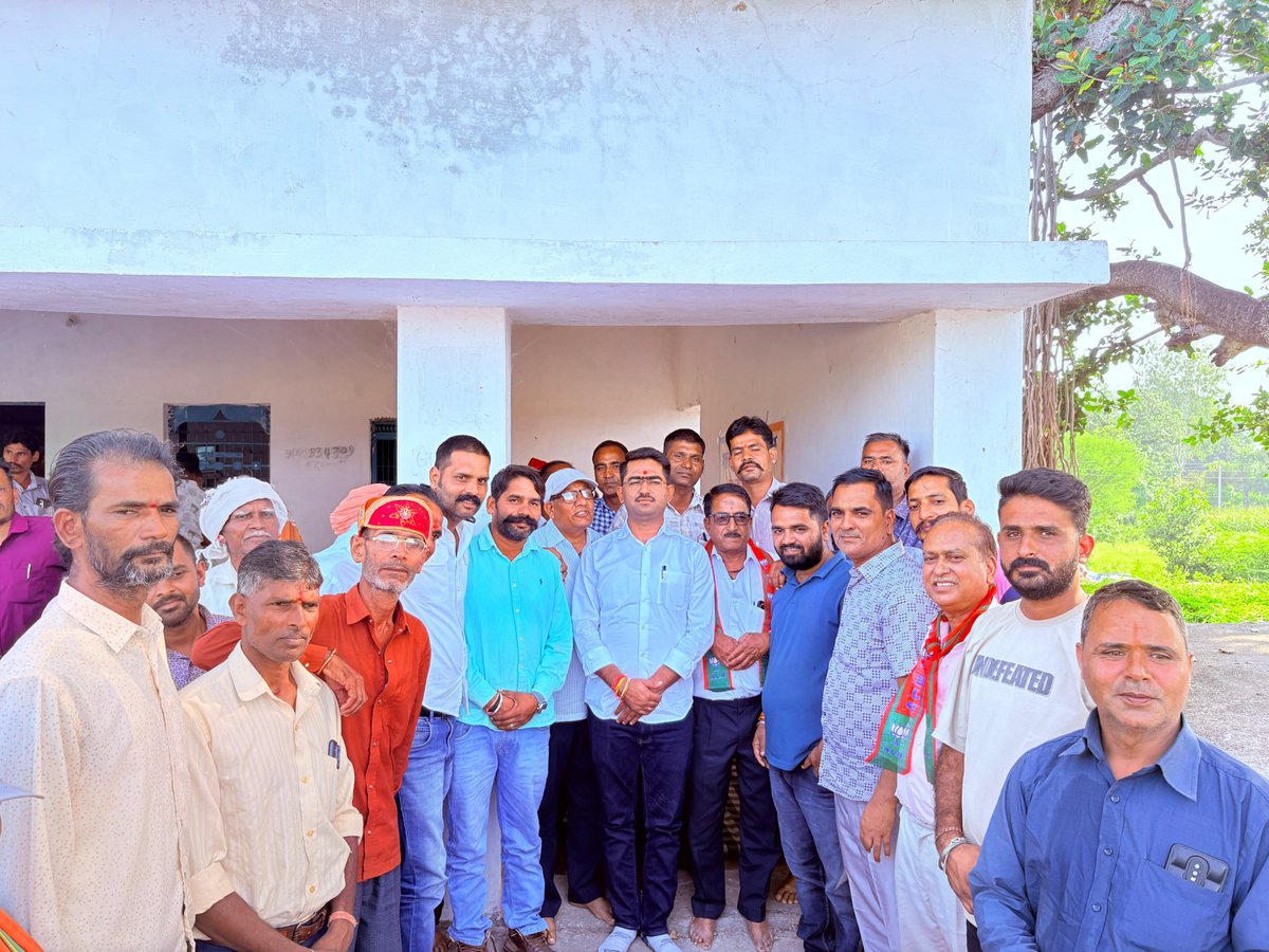 pushkartelibjp's tweet photo. 📍फलासिया

आज झाड़ोल विधानसभा में केबिनेट मंत्री श्री बाबूलाल जी खराड़ी के साथ #भाजपा_फलासिया_मण्डल के कार्यकर्ताओं की महत्वपूर्ण बैठक में सम्मिलित हुआ जिसमें आगामी पंचायतीराज चुनावों की तैयारी पर विस्तारपूर्वक चर्चा की।

सभी ने एक स्वर में भाजपा को जिता कर कमल खिलाने का संकल्प लिया।

इस अवसर पर किसान मोर्चा प्रदेश उपाध्यक्ष श्री भंवर सिंह जी पंवार, ओबीसी मोर्चा प्रदेश मंत्री प्रेम जी लोहार, फलासिया मंडल अध्यक्ष श्री भेरूलाल जी प्रजापत, संयोजक श्री रतन लाल जी गुजर, पूर्व मंडल अध्यक्ष श्री भोपाल सिंह जी शक्तावत आदि कार्यकर्तागण उपस्थित रहे।

@BhajanlalBjp @madanrrathore @babulalkharadi3  @BJP4Rajasthan