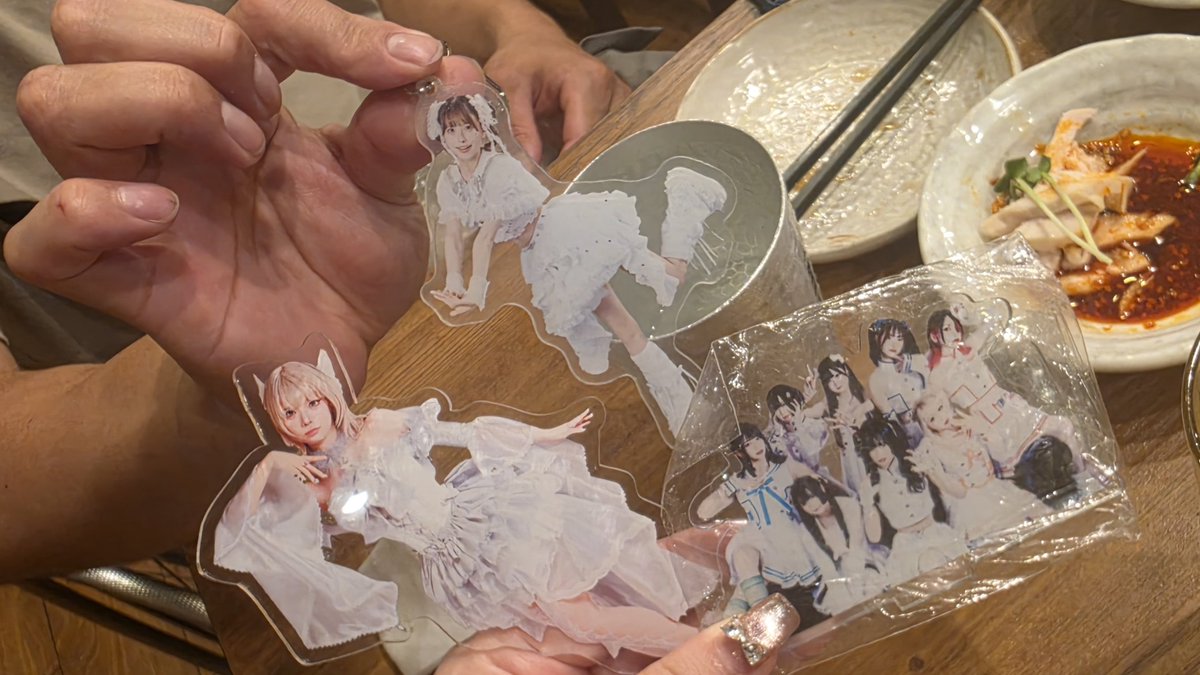 rinka_rinlis's tweet photo. いろんな人に急にいいね飛ばしてごめんね

でんさちゅとゆうくんと久々に会ってるなう🍻 なので懐かしくなっちゃってね

でんさちゅのカバンからみんな出てきてすごい https://t.co/wEZaxbBkHi