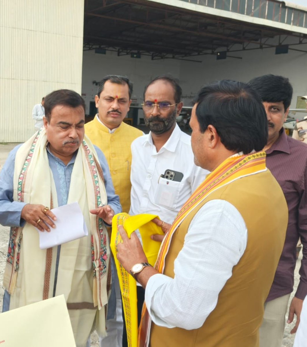 drsanjaymayukh's tweet photo. आज पटना एयरपोर्ट पर माननीय केंद्रीय सड़क परिवहन एवं राजमार्ग मंत्री, भाजपा के पूर्व राष्ट्रीय अध्यक्ष आदरणीय श्री @nitin_gadkari जी का आत्मीय स्वागत एवं अभिनंदन किया। https://t.co/JykOZ83mgZ