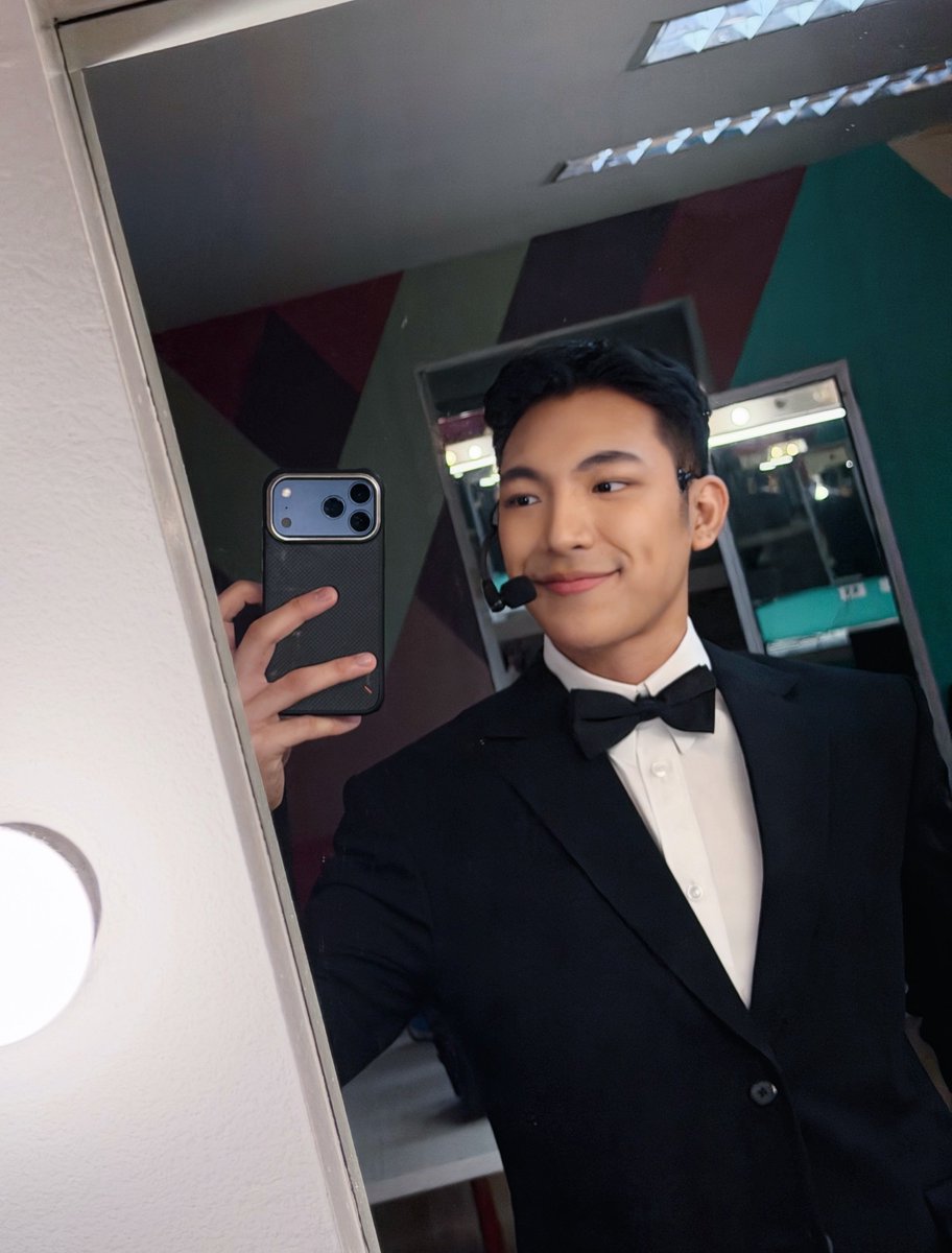 D_marianne23's tweet photo. We love our superrr gwapoo, super witty and super talented escort,Darren!!๐ฅ๐โค๏ธ
#DARREN @Espanto2001
#ShowtimeOctoberNa
@itsShowtimeNa
๐ท D's IG post https://t.co/elcbdSpnaa