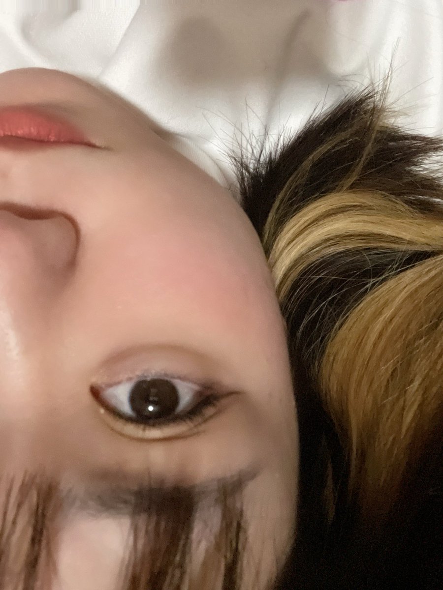 d_misuzu's tweet photo. 写メ日記用の写真撮って
めっちゃええやんっ🎶とか思って
ルンルンであげたけど
過去にも同じような写真撮ってた^ ^

片目界隈かな？笑

ぜーんぶ、同じ向き笑 https://t.co/2ftVpuG5o1
