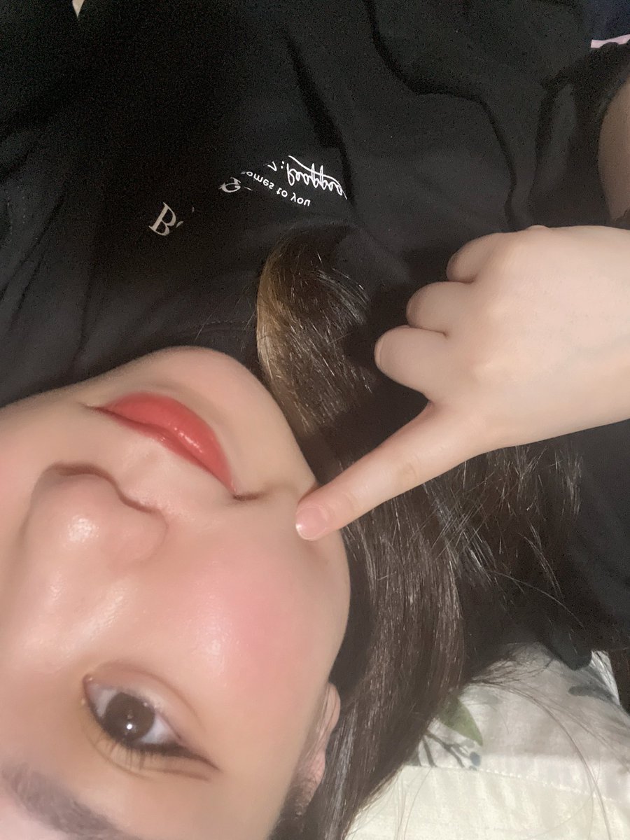 d_misuzu's tweet photo. 写メ日記用の写真撮って
めっちゃええやんっ🎶とか思って
ルンルンであげたけど
過去にも同じような写真撮ってた^ ^

片目界隈かな？笑

ぜーんぶ、同じ向き笑 https://t.co/2ftVpuG5o1