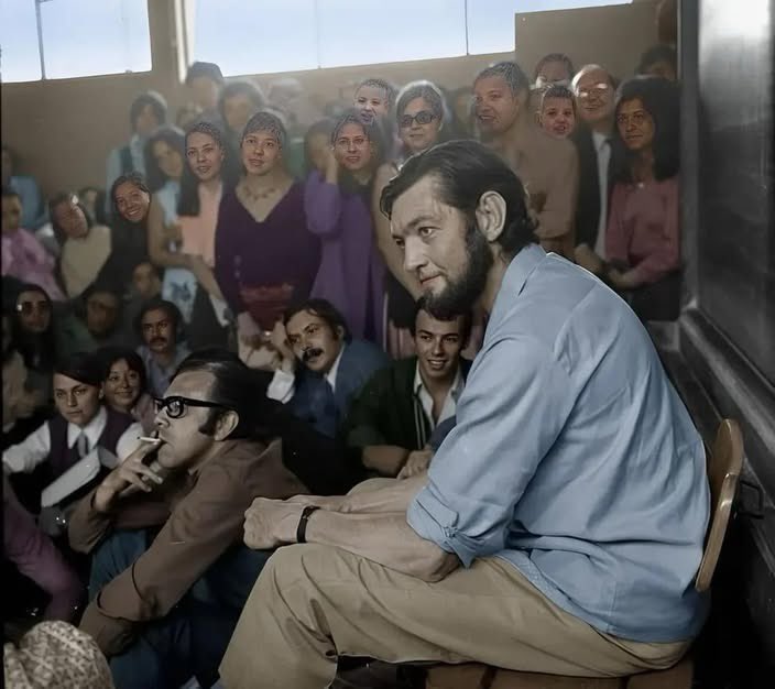 literlandweb1's tweet photo. "Probablemente de todos nuestros sentimientos el único que no es verdaderamente nuestro es la esperanza. La esperanza le pertenece a la vida, es la vida misma defendiéndose".
Julio Cortázar https://t.co/BQYqsHtlRK