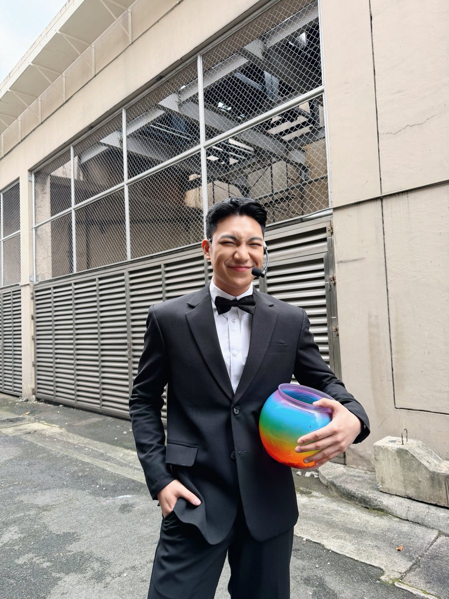 D_marianne23's tweet photo. We love our superrr gwapoo, super witty and super talented escort,Darren!!๐ฅ๐โค๏ธ
#DARREN @Espanto2001
#ShowtimeOctoberNa
@itsShowtimeNa
๐ท D's IG post https://t.co/elcbdSpnaa