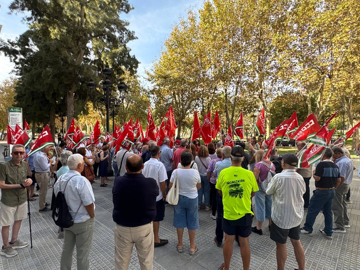 iucadiz's tweet photo. Hoy es el Día Internacional de las Personas Mayores y ahora más que nunca exigimos a PP y Vox que dejen de recortar derechos a quienes más lo necesitan. 

Toda una vida de trabajo merece sanidad y pensiones dignas, recursos para la dependencia y atención a la soledad no deseada. https://t.co/8dg4LYoV5B