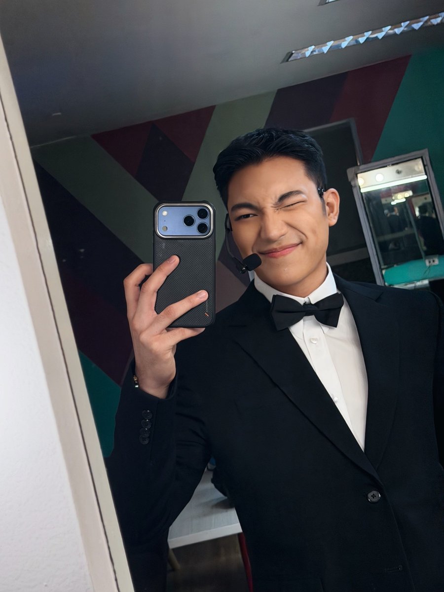 D_marianne23's tweet photo. We love our superrr gwapoo, super witty and super talented escort,Darren!!๐ฅ๐โค๏ธ
#DARREN @Espanto2001
#ShowtimeOctoberNa
@itsShowtimeNa
๐ท D's IG post https://t.co/elcbdSpnaa