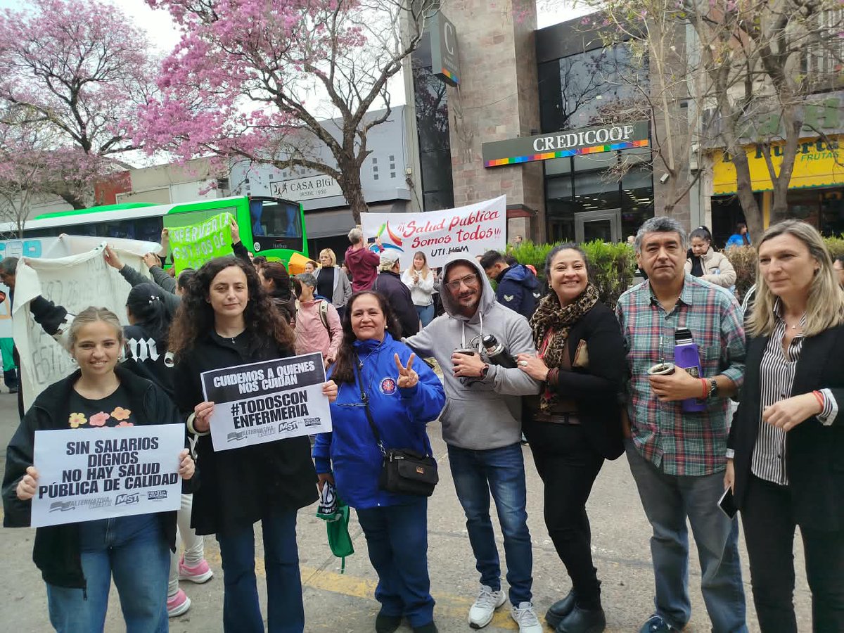 PeriodismoDeIzq's tweet photo. #EntreRíos | Concentración de la enfermería en el Ministerio de Salud en reclamo salarial, por condiciones dignas de trabajo y contra la precarización. https://t.co/BQe9xRbcgG