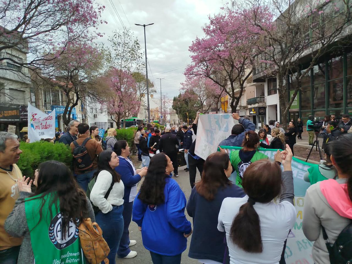 PeriodismoDeIzq's tweet photo. #EntreRíos | Concentración de la enfermería en el Ministerio de Salud en reclamo salarial, por condiciones dignas de trabajo y contra la precarización. https://t.co/BQe9xRbcgG