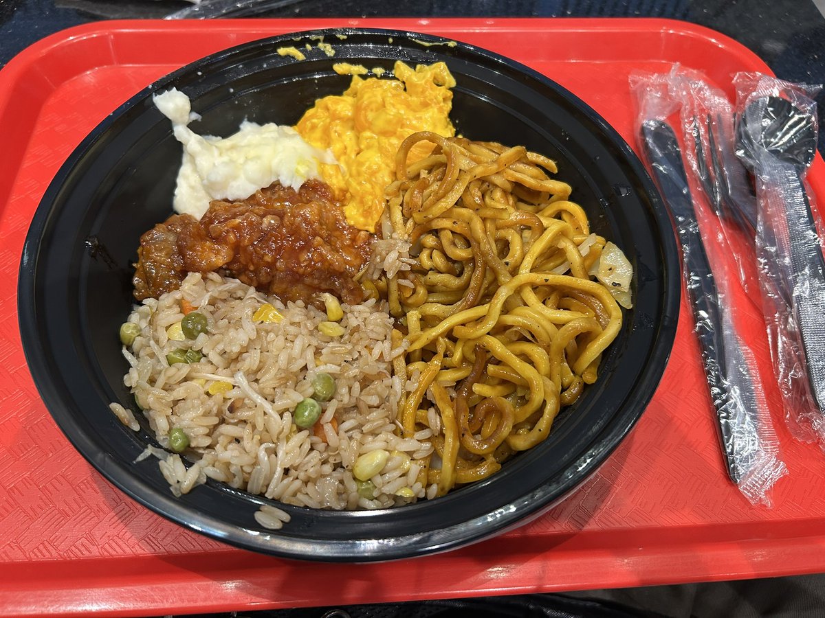 peperonron21's tweet photo. デリで量り売りの中華✨🗽

アメリカの中華料理好きなんだよね☺️
美味しかった👍

#Newyork
#ニューヨーク
#デリ https://t.co/8pjeUrDyCC