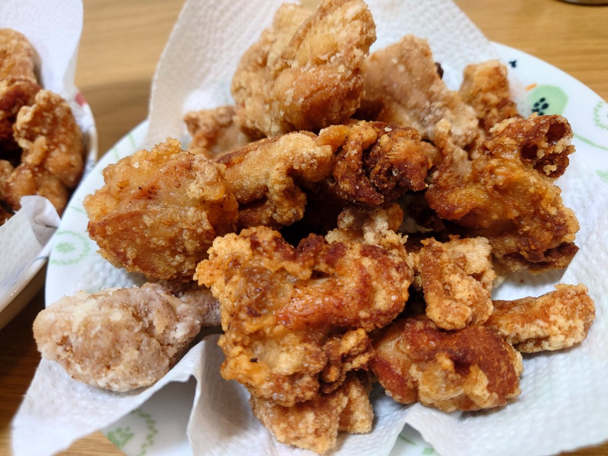 anmioimna's tweet photo. 飯テロ🐴

「ララ！大変よ！主がこんな時間に鳥の唐揚げを大量に揚げてるわ！」
「それは大変！現場に急行よ！揚げたてをいただくわ！ 」

「ケフー、お腹いっぱい〜…」
「 唐揚げは揚げたてに限るわ〜…」

醤油唐揚げです🐓
久しぶりに作りましたが美味しくできました〜😋色んな意味で揚げす���た… https://t.co/DxXCpNrJCA