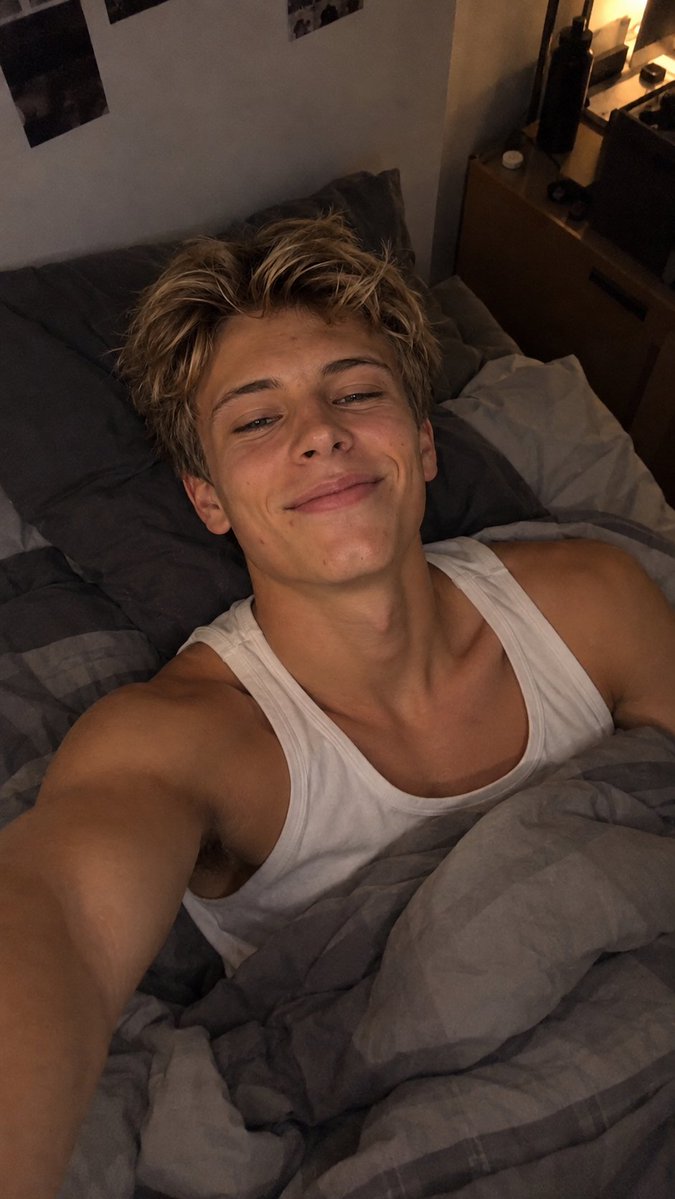 Arvidvis's tweet photo. I'm Swedish🇸🇪, 18 and gay🏳️‍🌈 I'm still quite new here, so please be honest: Am I a good-looking twink or am I too ugly with my pimples? 😳 https://t.co/R6yUbh6iYD
